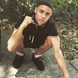 Meet your Posher, Carlos